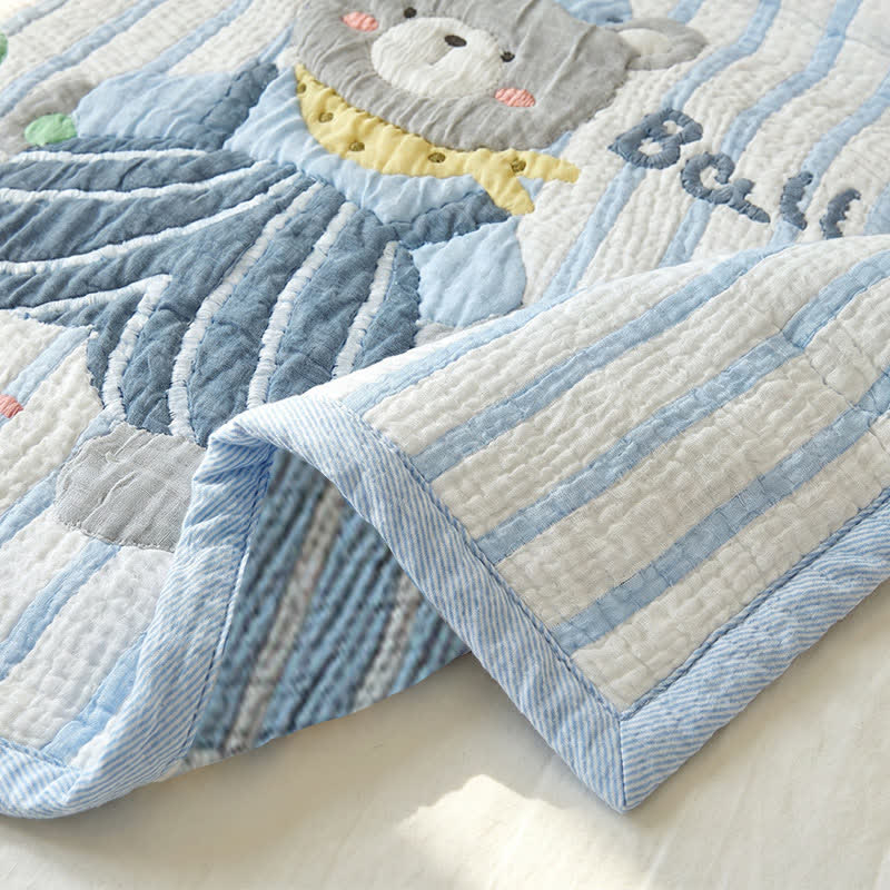 Gestreifte Babydecke mit Bärenmuster aus Lyocell - image 4