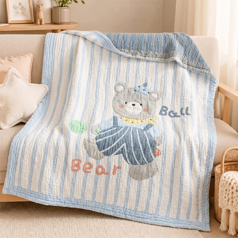 Gestreifte Babydecke mit Bärenmuster aus Lyocell - image 1