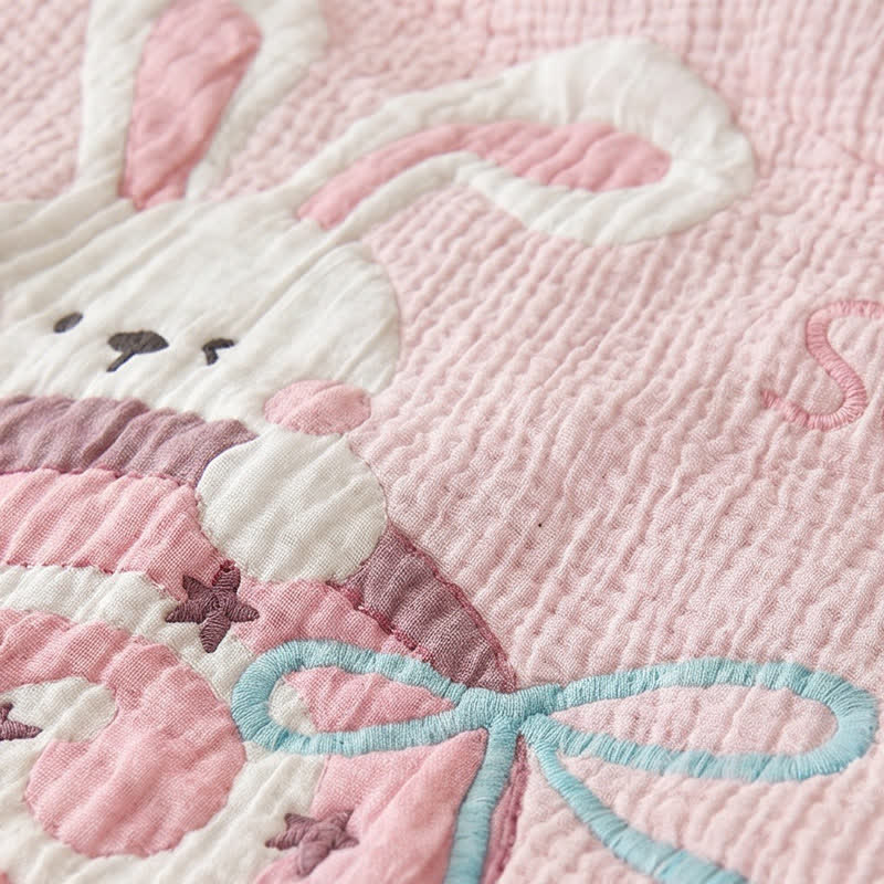 Babydecke aus Lyocell mit rosa Hasen- und Erdbeermotiven - image 5