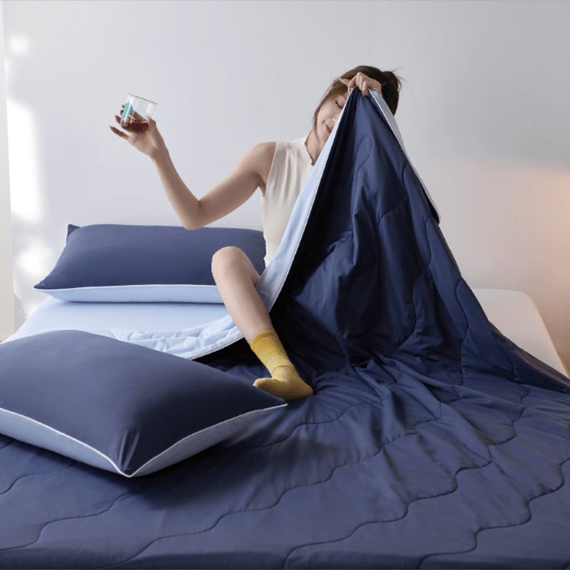 Doppelseitige, kühlende, leichte Sommerdecke - Marineblau - 79" × 91" - image 6