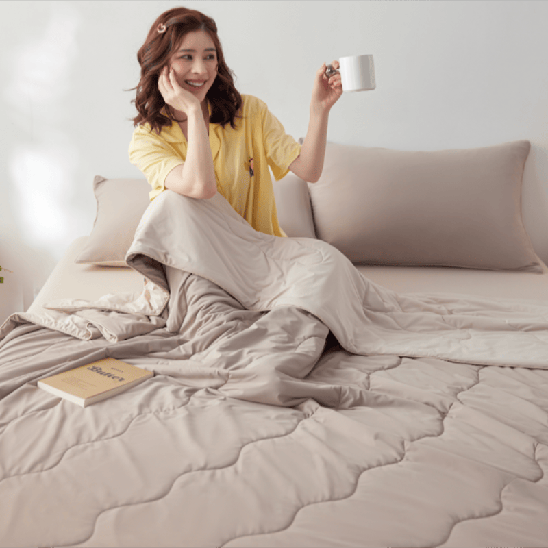 Doppelseitige, kühlende, leichte Sommerdecke - Latte Beige - 79" × 91" - image 8