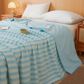 Strukturierte, karierte Tagesdecke mit gewelltem Rand - Blau - 79" × 91" - image 0