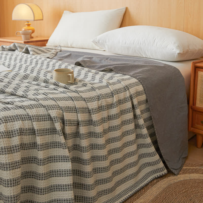 Strukturierte, karierte Tagesdecke mit gewelltem Rand - Grau - 79" × 91" - image 6