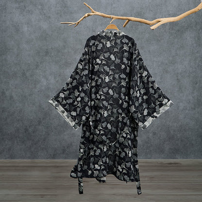 Kimono-Bademantel aus Baumwolle mit schwarzem und weißem Ginkgoblattmuster - image 1