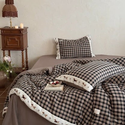 Gemütliche khakifarbene Vichy-Steppdecke mit Welpenstickerei - image 1