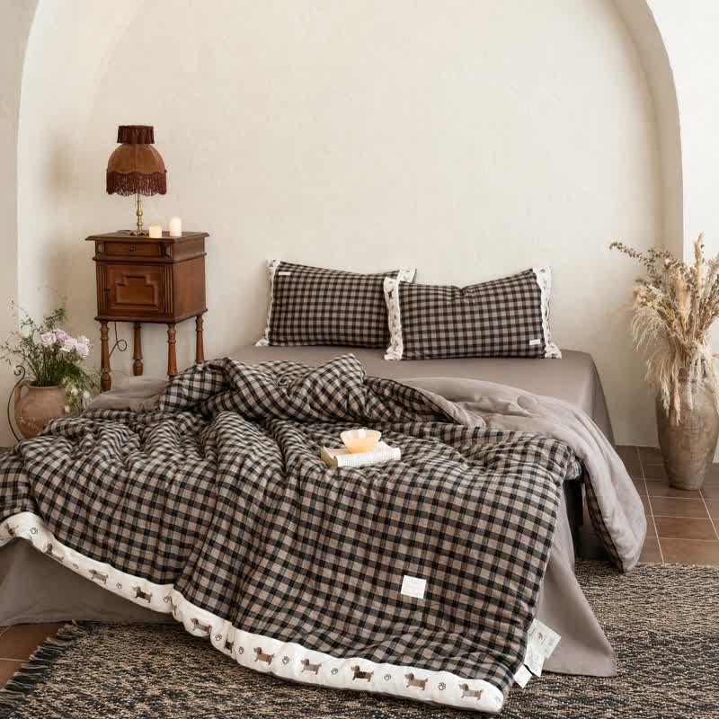 Gemütliche khakifarbene Vichy-Steppdecke mit Welpenstickerei - Braun - Decke - Königin - image 0