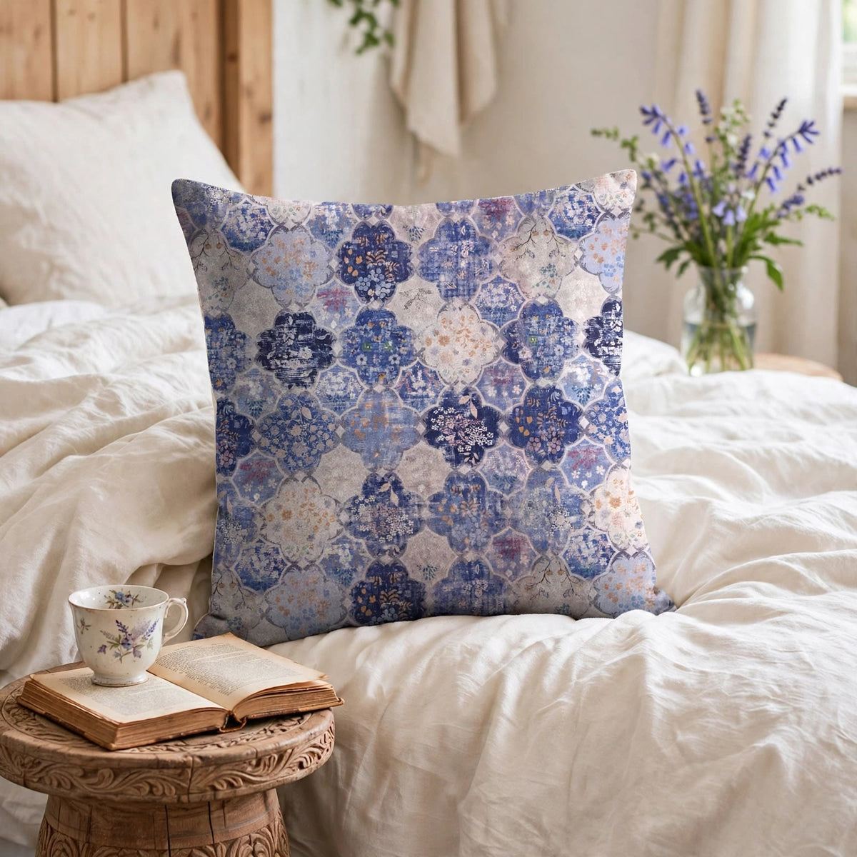Quadratischer Kissenbezug im Retro-Marokkanischen Fliesen- und Blumenmuster - Blau & Lila - Kissenbezug mit Füllung - image 0