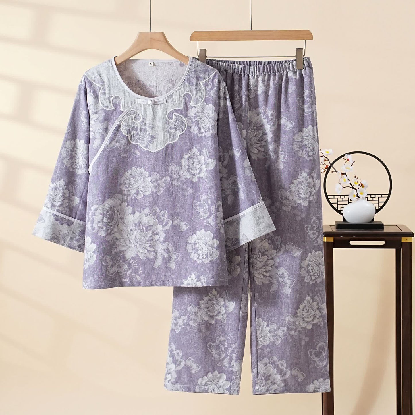 Vintage Loungewear-Set aus Baumwollgaze und Jacquard mit Pfingstrosenmuster - Lila - XXL - image 0