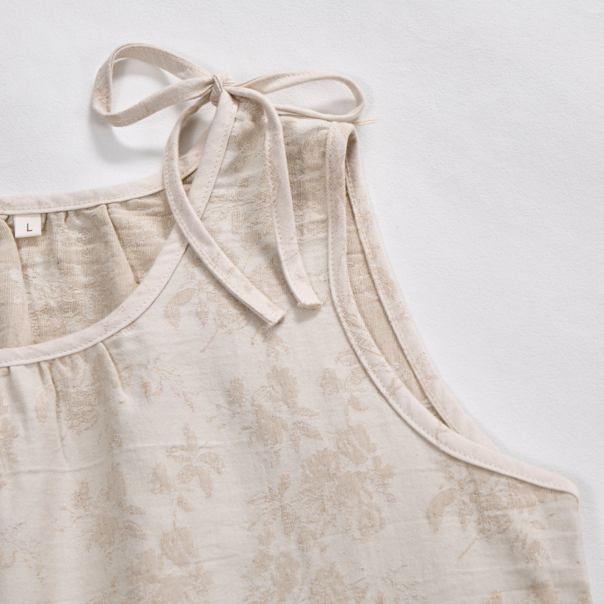 Beiges Nachthemd aus Baumwolle mit Retro-Blumenmuster - image 3