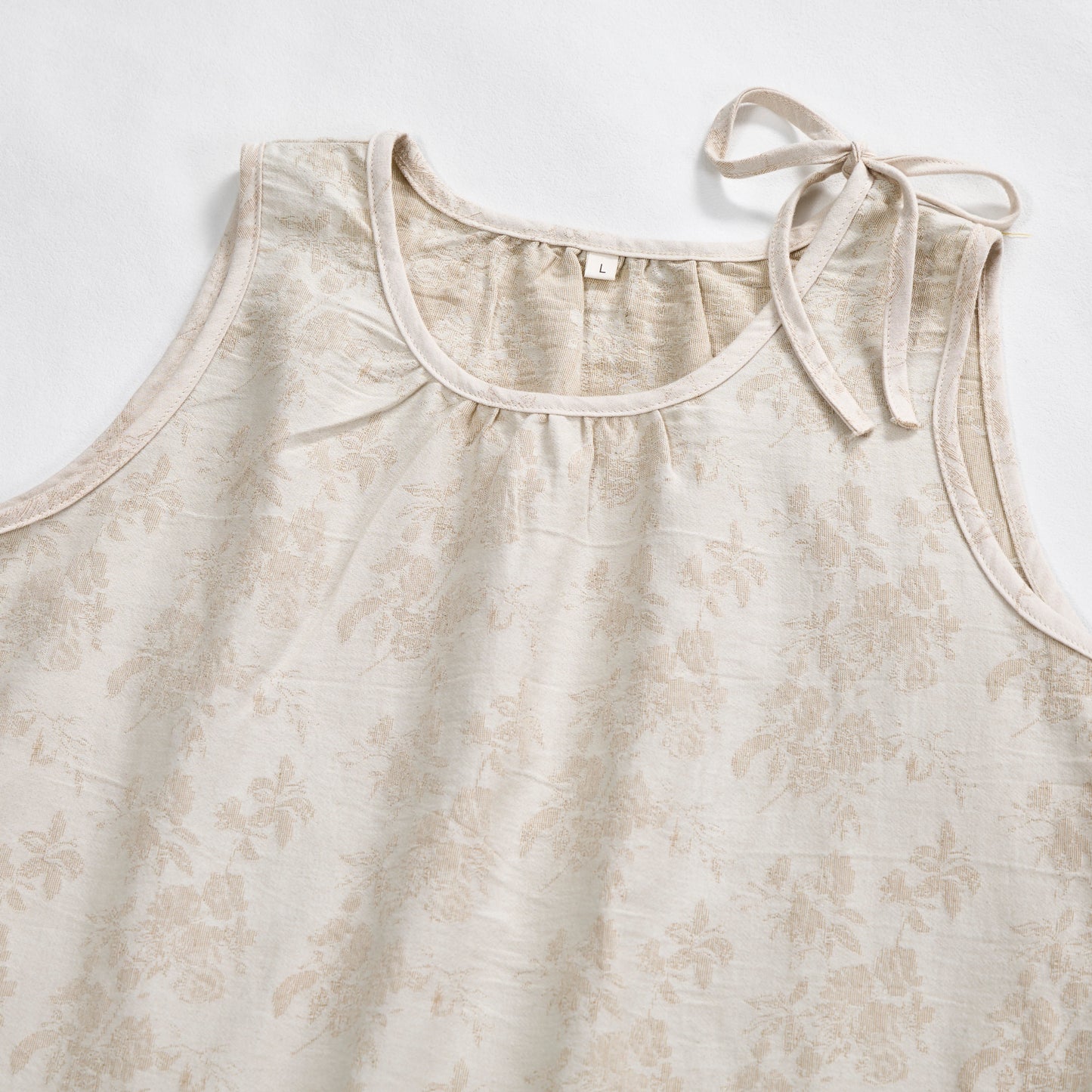 Beiges Nachthemd aus Baumwolle mit Retro-Blumenmuster - image 2