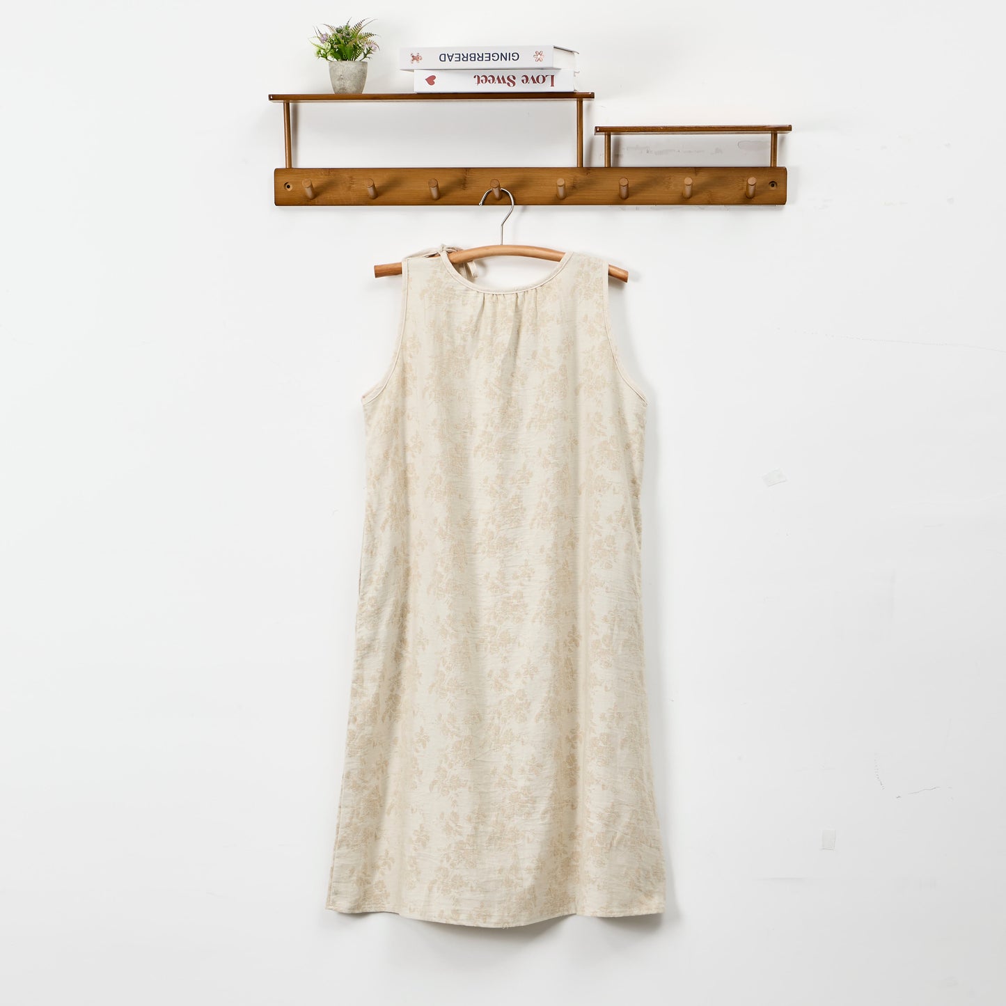 Beiges Nachthemd aus Baumwolle mit Retro-Blumenmuster - image 1