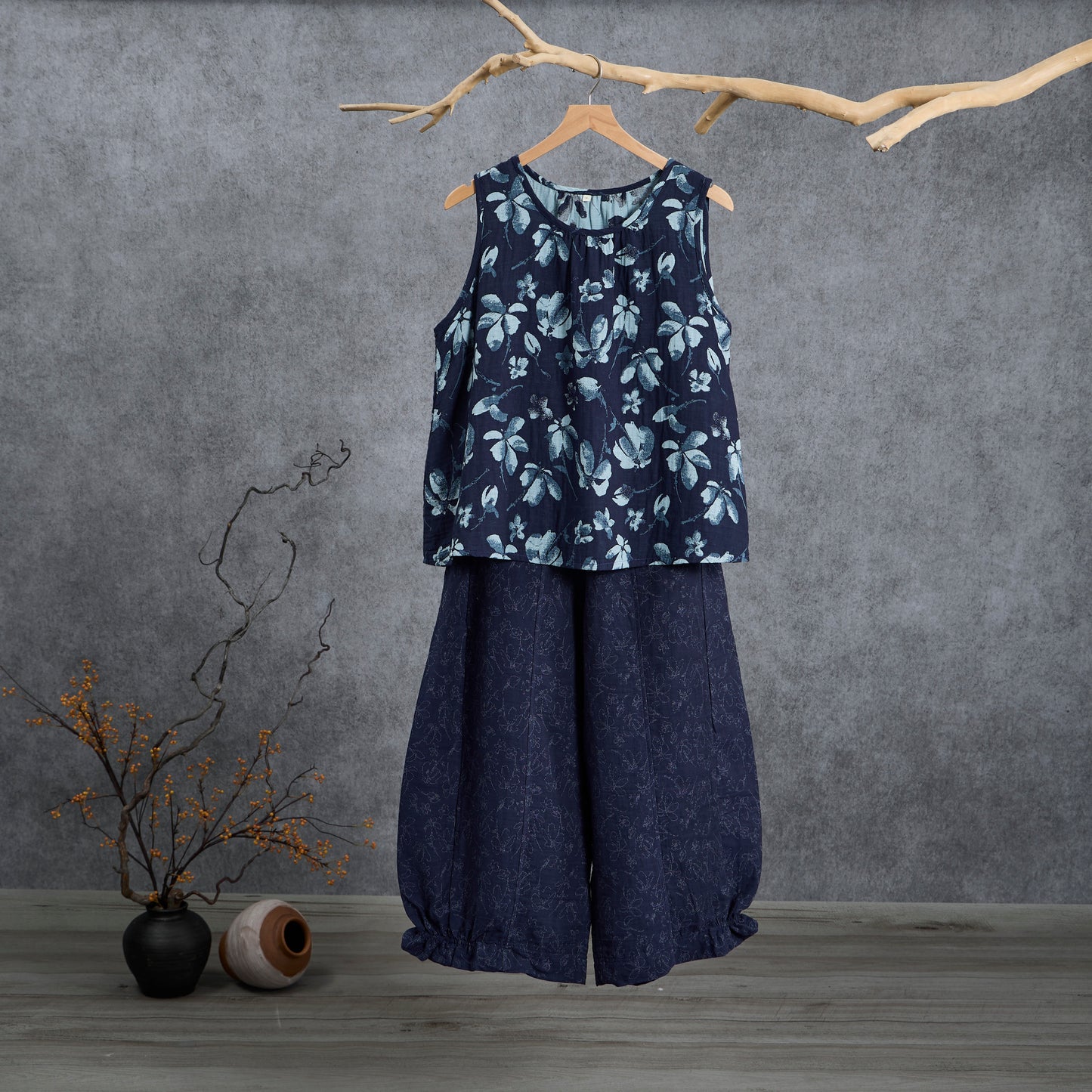 Retro-Loungewear-Set aus marineblauem Baumwoll-Tanktop mit Blumenmuster - Marineblau - XL - image 0