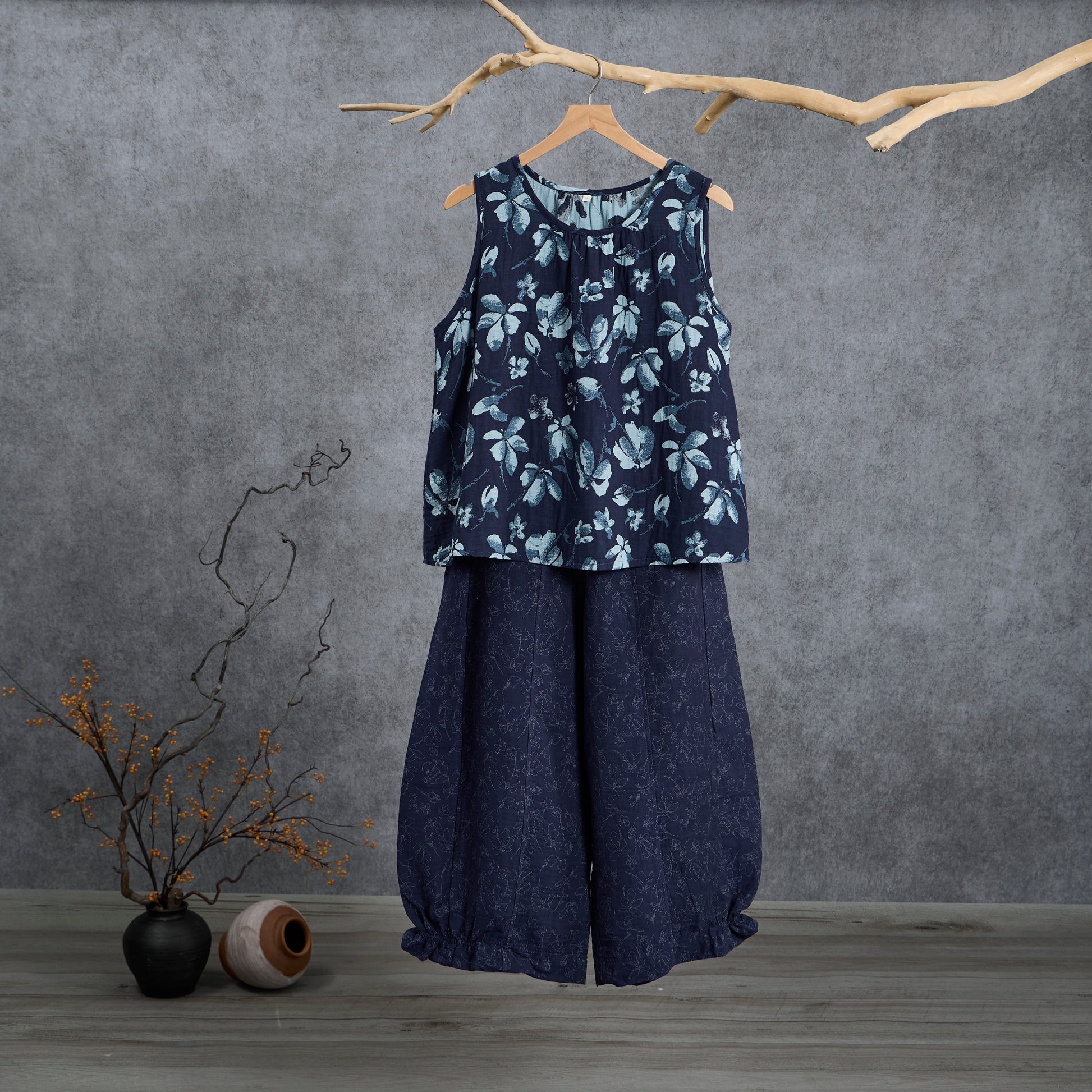 Retro-Loungewear-Set aus marineblauem Baumwoll-Tanktop mit Blumenmuster - Marineblau - XL - image 0