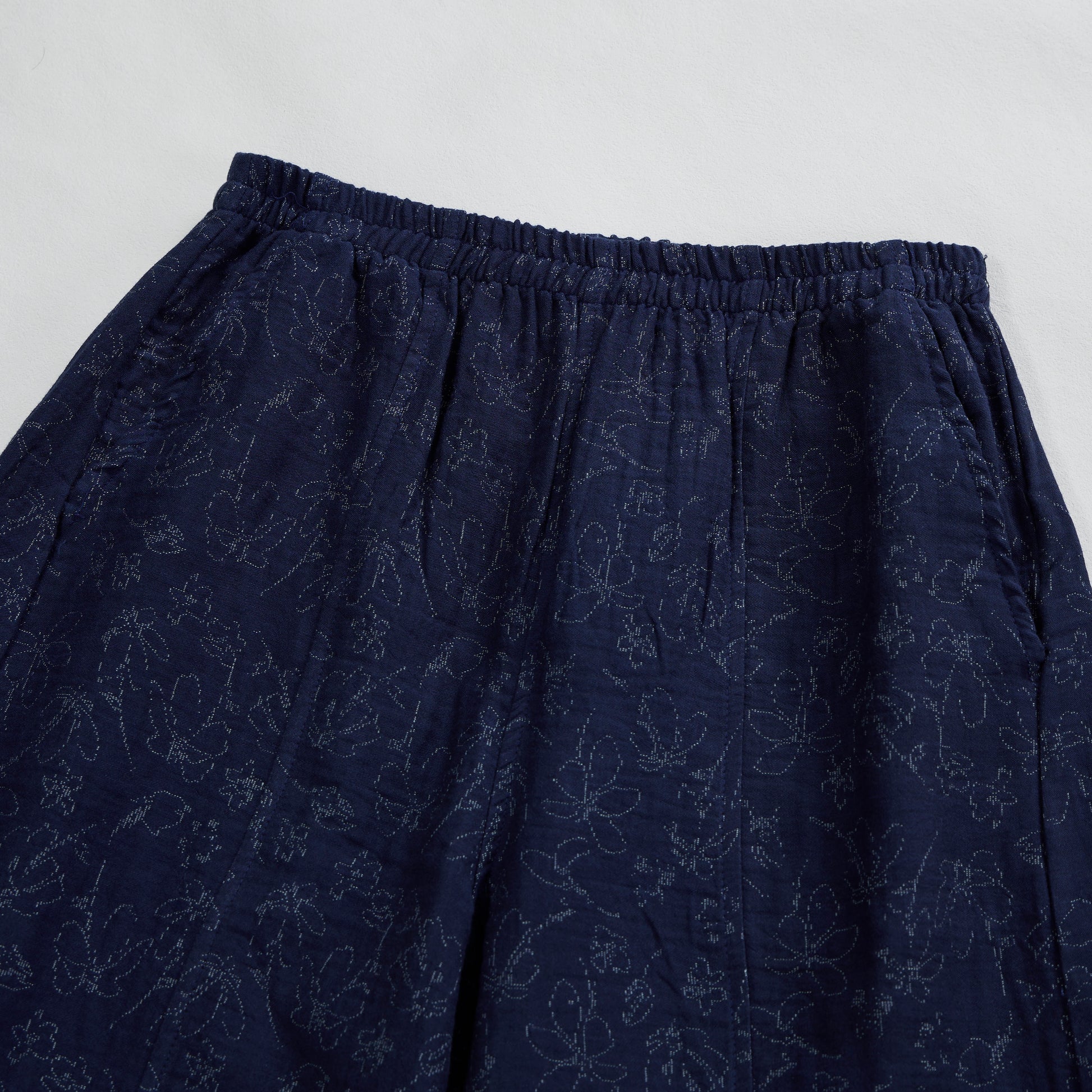 Retro-Loungewear-Set aus marineblauem Baumwoll-Tanktop mit Blumenmuster - image 6