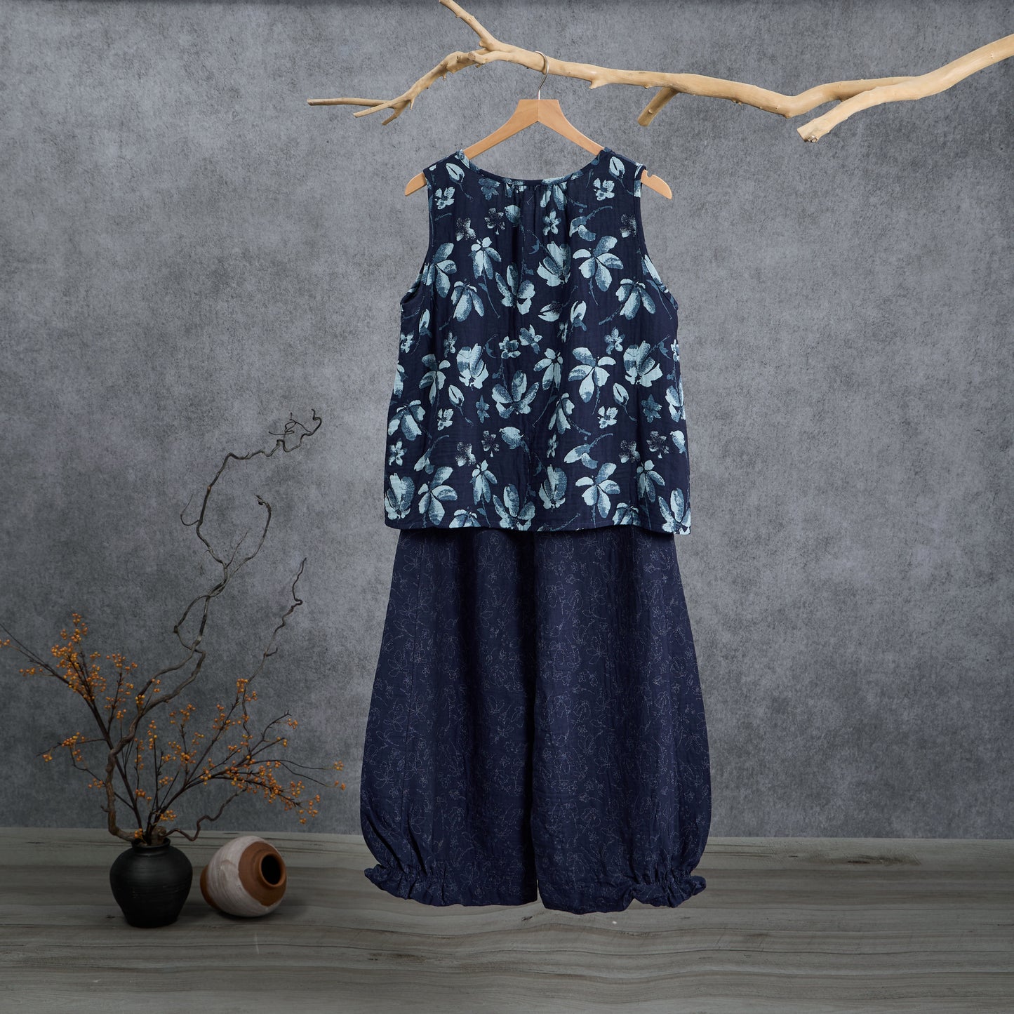 Retro-Loungewear-Set aus marineblauem Baumwoll-Tanktop mit Blumenmuster - image 1
