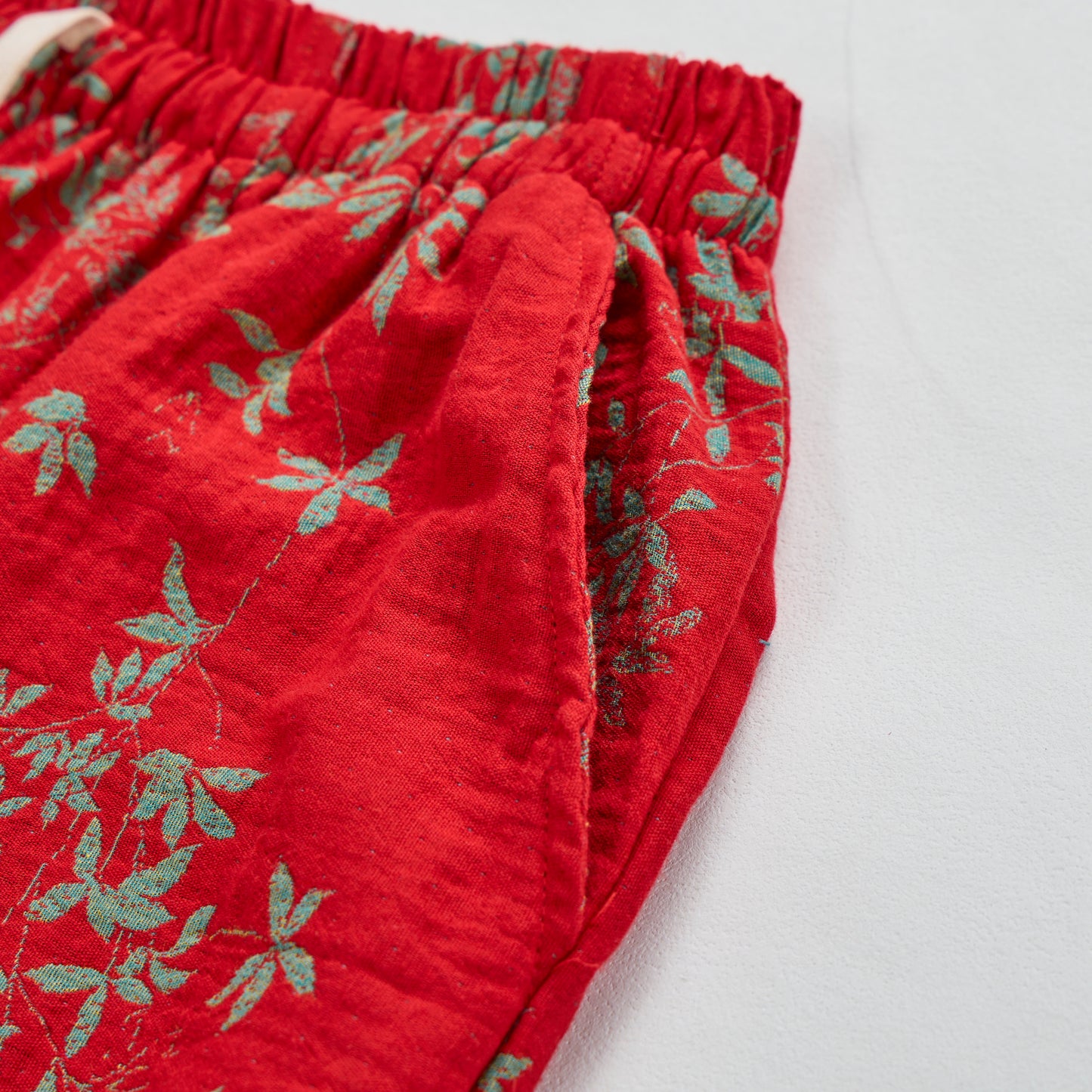 Rote Loungewear-Hose aus Baumwolle mit Blumenmuster - image 3