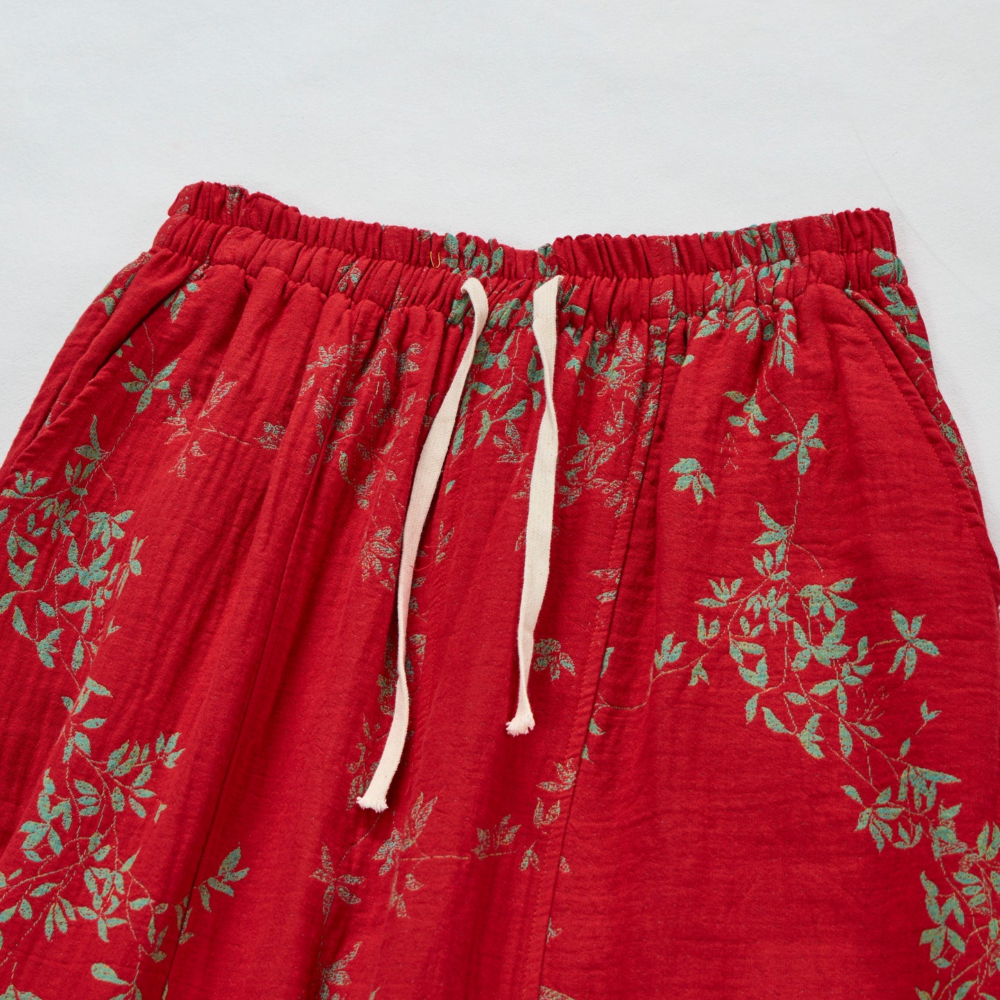 Rote Loungewear-Hose aus Baumwolle mit Blumenmuster - image 2