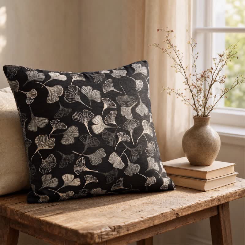 Vintage Dekokissen mit schwarzem Ginkgoblatt - image 1