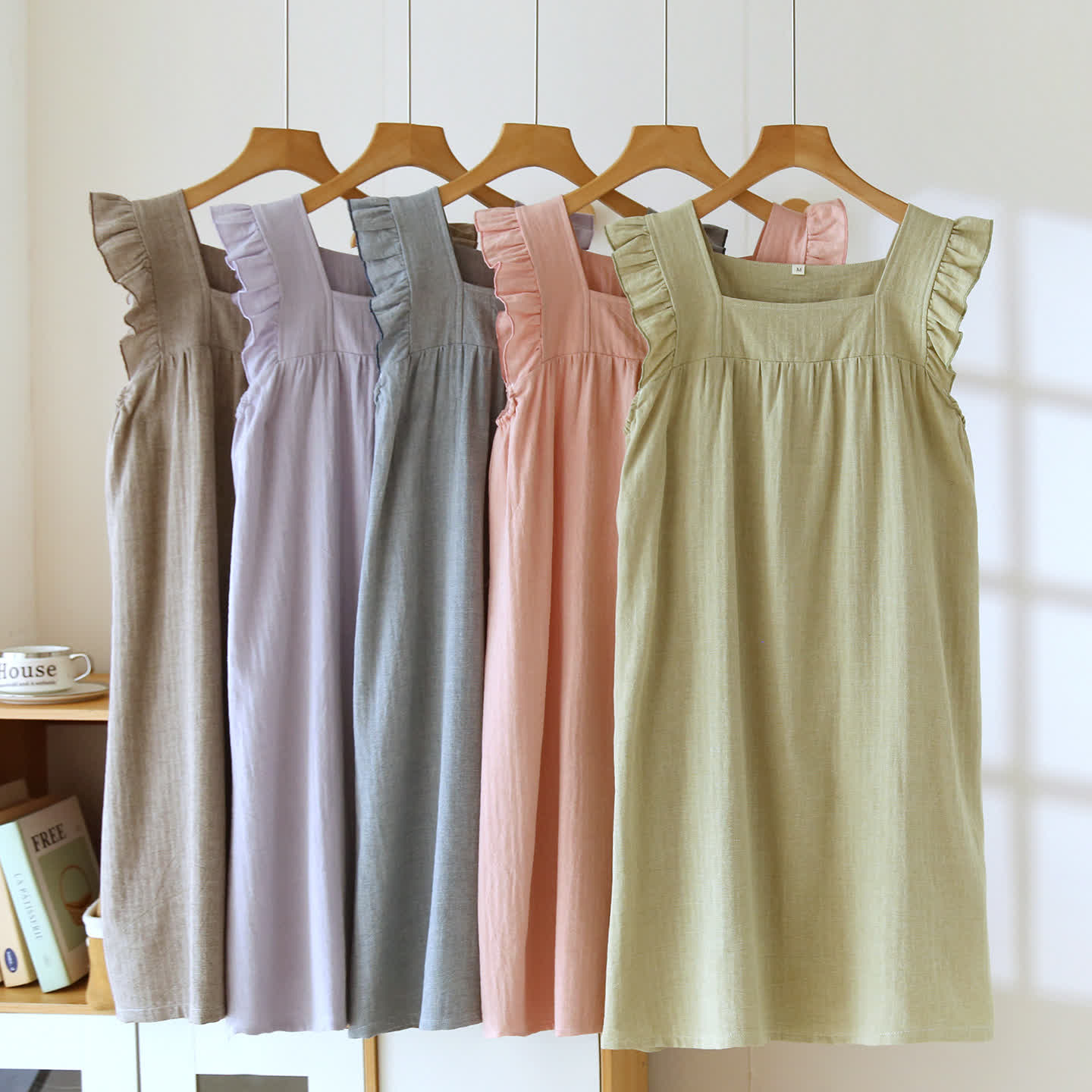 Baumwoll-Loungekleid mit eckigem Ausschnitt und Rüschen - image 0