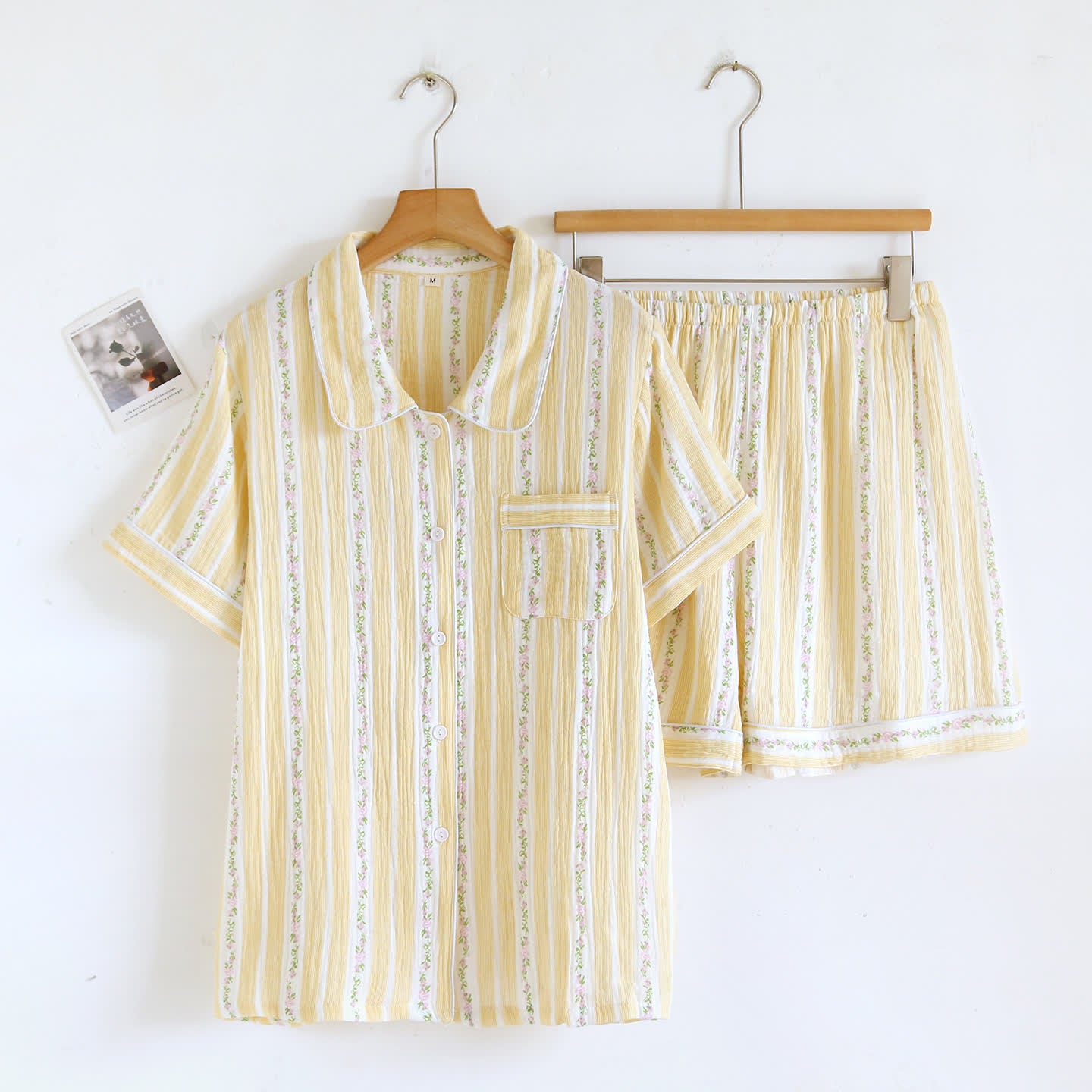 Loungewear-Set mit Blumenstreifen und Knopfleiste - Gelb - XL - image 0