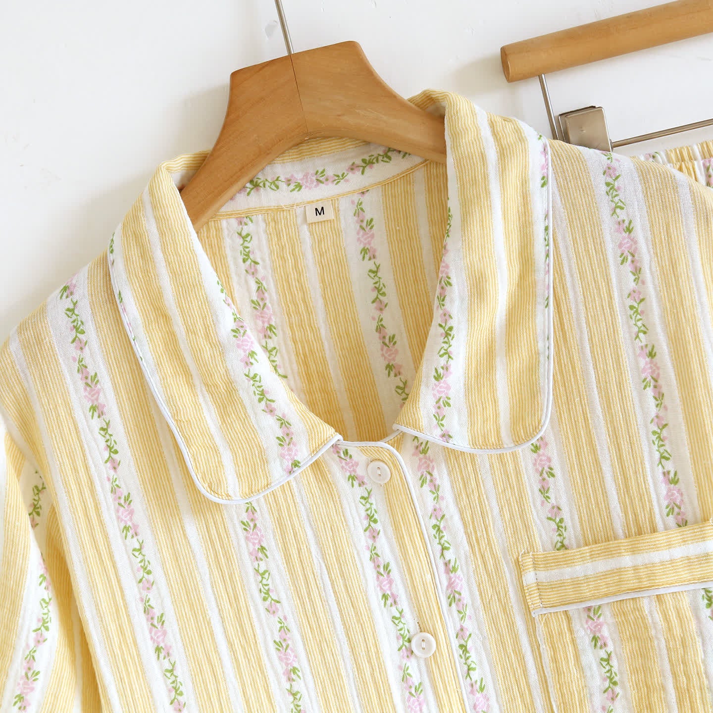 Loungewear-Set mit Blumenstreifen und Knopfleiste - image 2