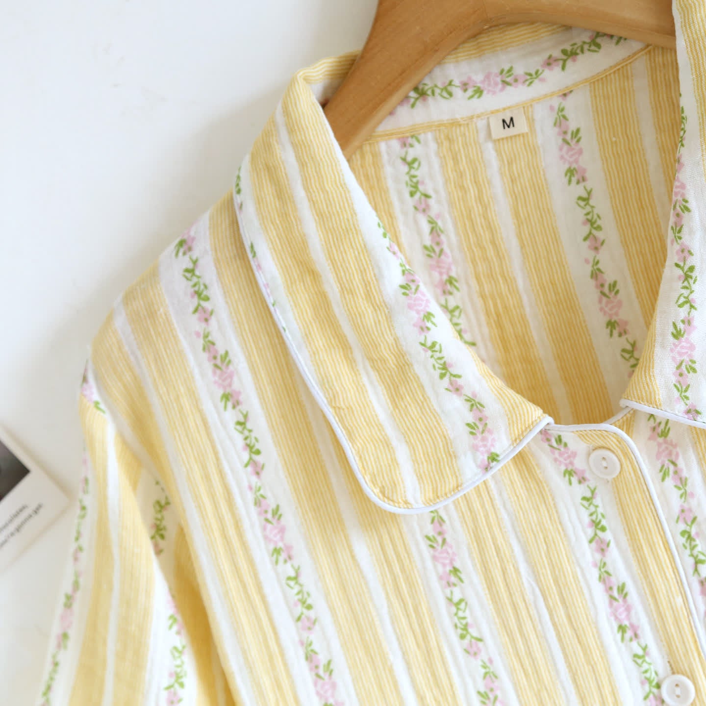 Loungewear-Set mit Blumenstreifen und Knopfleiste - image 3