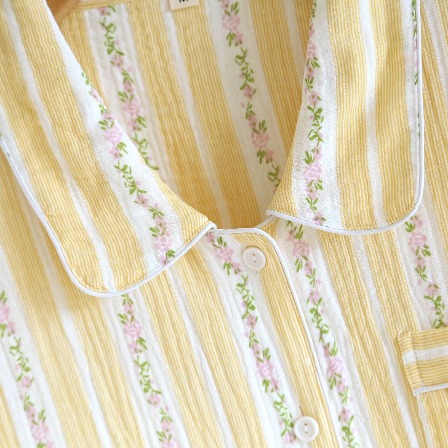 Loungewear-Set mit Blumenstreifen und Knopfleiste - image 4