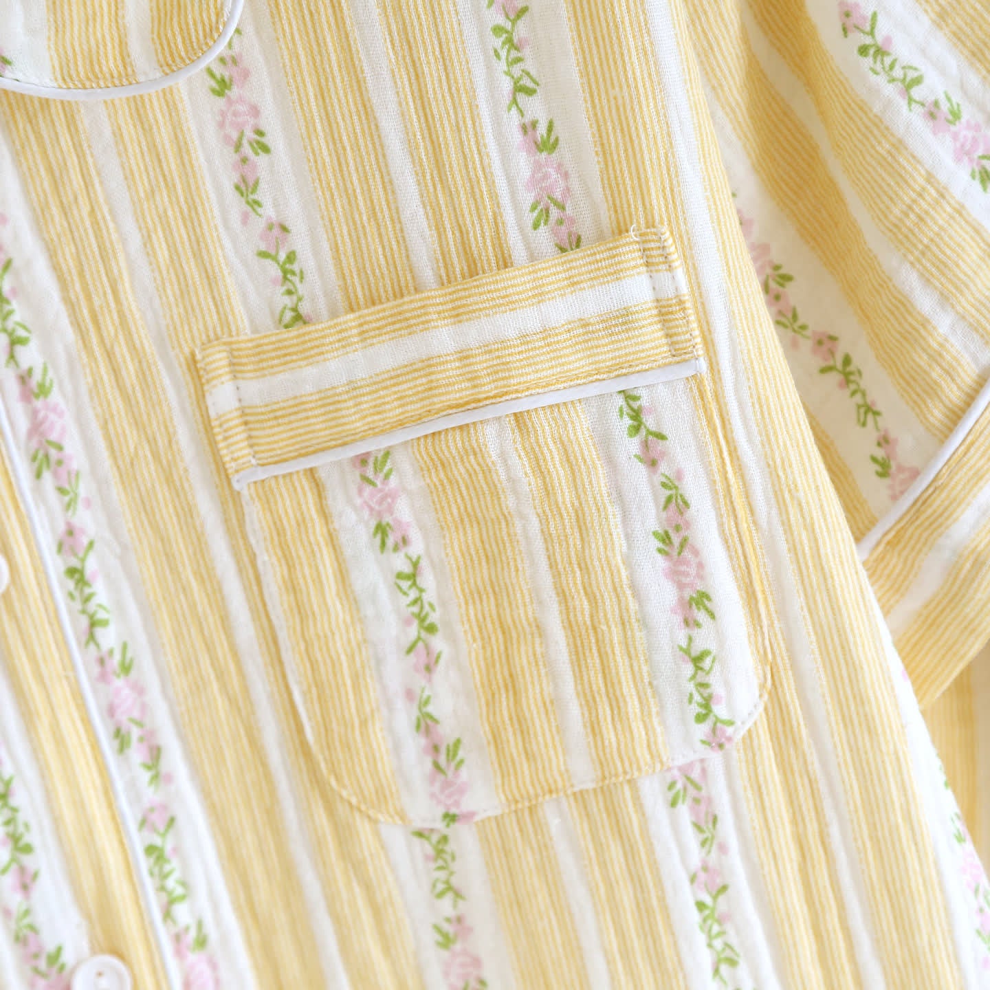 Loungewear-Set mit Blumenstreifen und Knopfleiste - image 5
