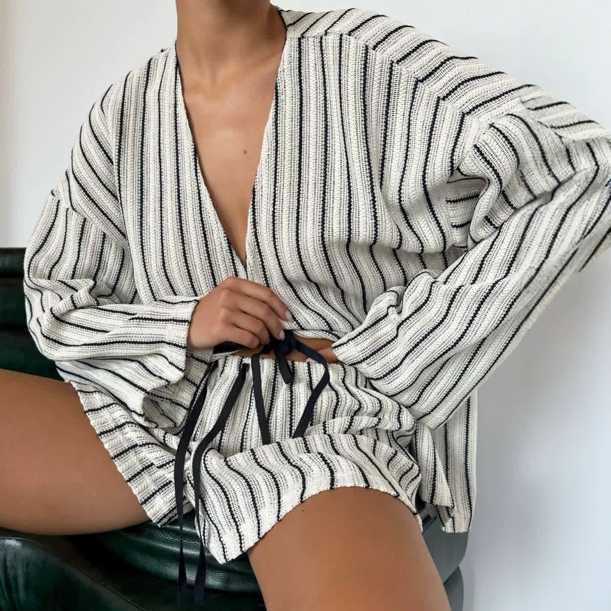 Müheloses gestreiftes Baumwoll-Wickel-Resort-Loungewear-Set - Schwarz - L - image 0