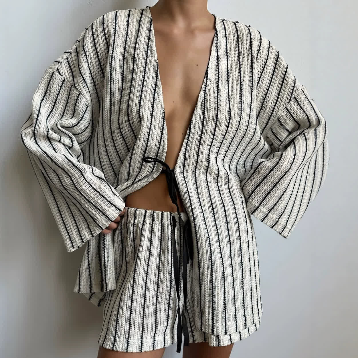 Müheloses gestreiftes Baumwoll-Wickel-Resort-Loungewear-Set - image 1