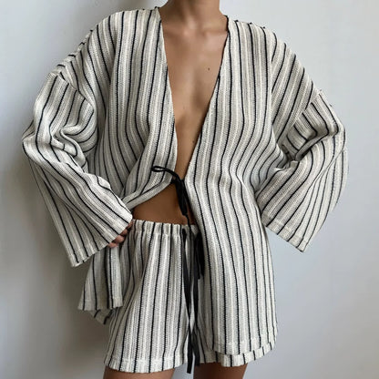 Müheloses gestreiftes Baumwoll-Wickel-Resort-Loungewear-Set - image 1