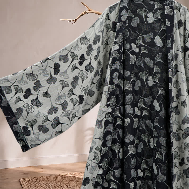Kimono-Bademantel aus Baumwolle mit schwarzem und weißem Ginkgoblattmuster - image 8