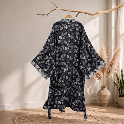 Kimono-Bademantel aus Baumwolle mit schwarzem und weißem Ginkgoblattmuster - image 1