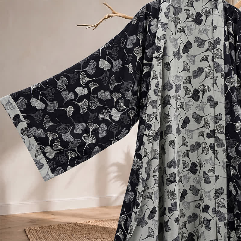 Kimono-Bademantel aus Baumwolle mit schwarzem und weißem Ginkgoblattmuster - image 3