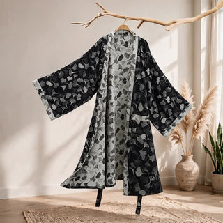 Kimono-Bademantel aus Baumwolle mit schwarzem und weißem Ginkgoblattmuster - Schwarz - 2XL - image 0