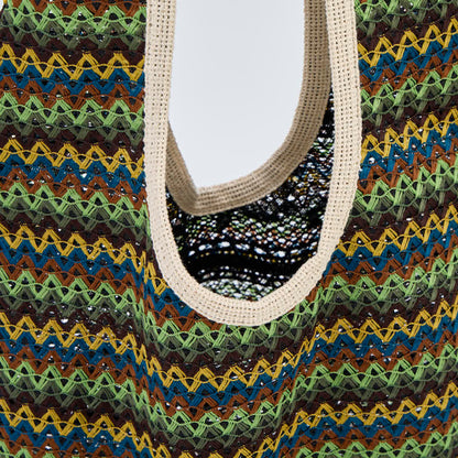 Grüne Schultertasche mit Wellenstreifen - image 4