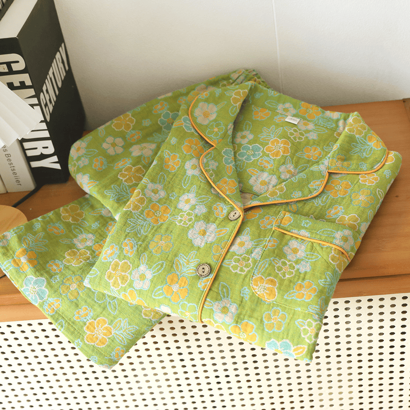 Grüner Baumwollpyjama mit zartem Blumenmuster - image 3