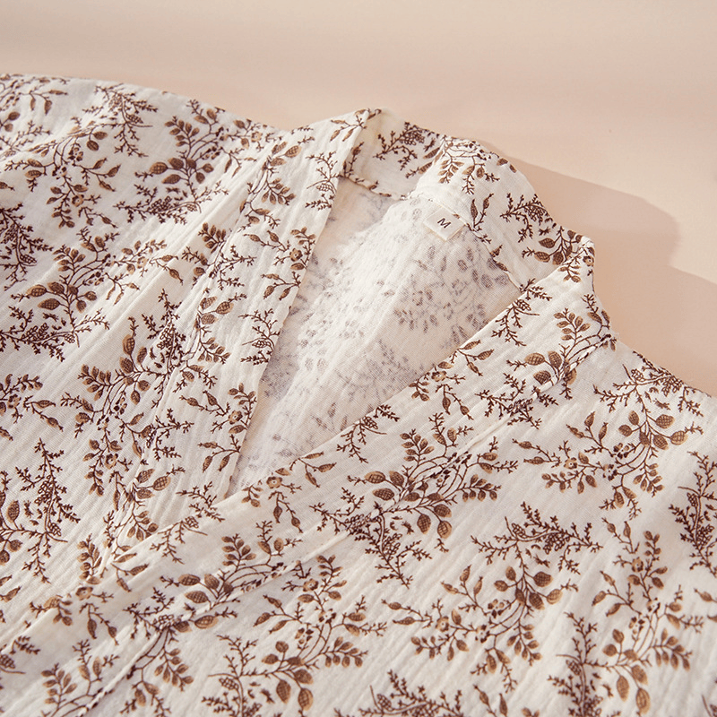 Braunes Loungewear-Set aus Baumwolle mit zartem Blumenmuster - image 1
