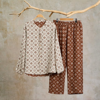 Retro-Pyjama-Set mit langen Ärmeln und geometrischem Muster - Leichter Kaffee - XL - image 0