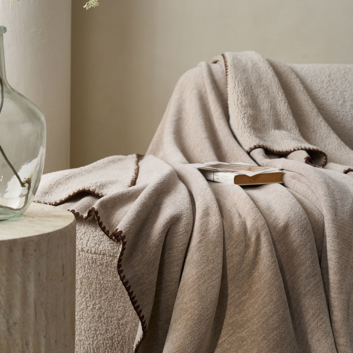 Minimalistische, doppelseitige Sherpa-Fleece-Überwurfdecke - image 9