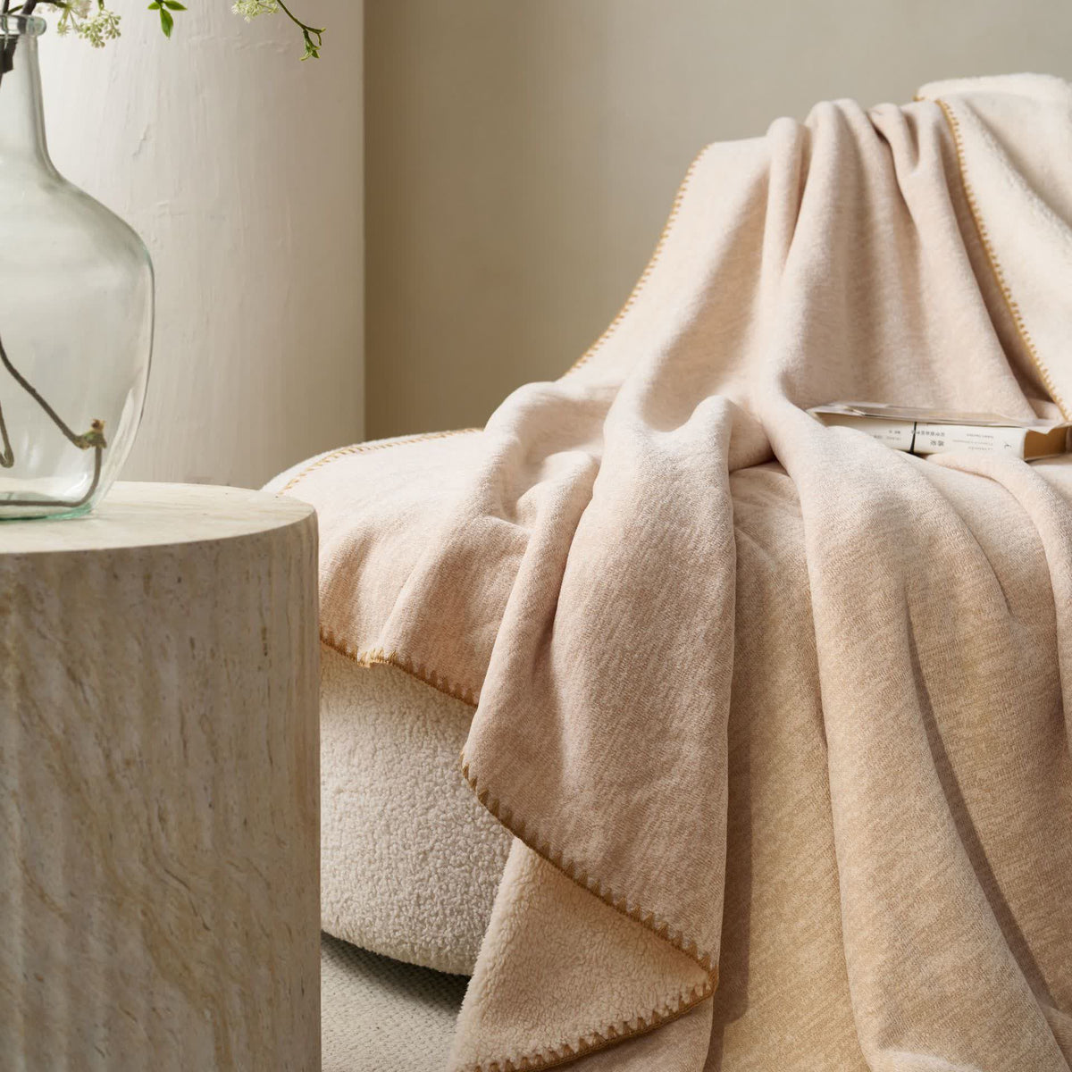 Minimalistische, doppelseitige Sherpa-Fleece-Überwurfdecke - image 12