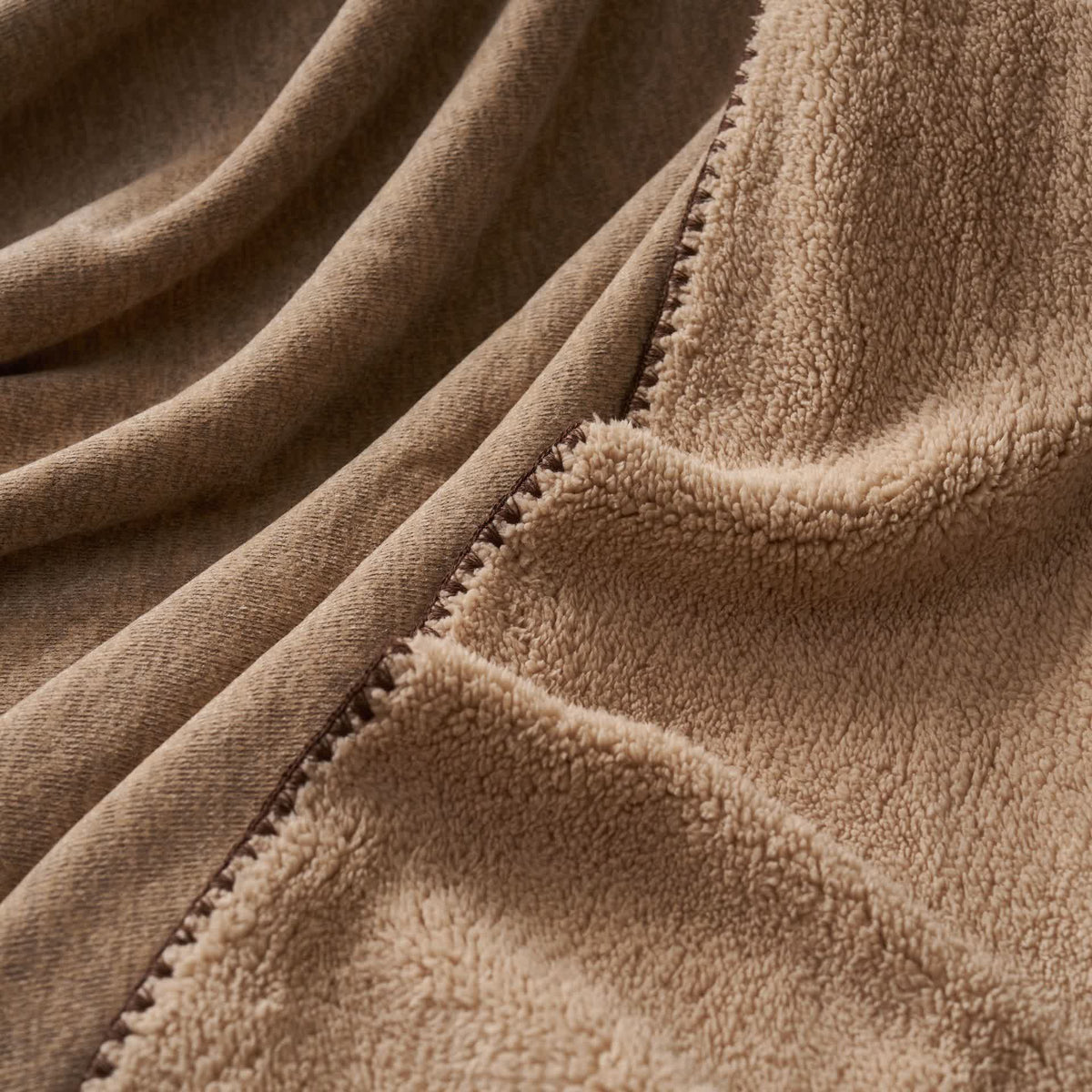 Minimalistische, doppelseitige Sherpa-Fleece-Überwurfdecke - image 3