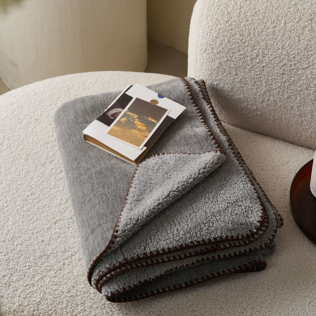 Minimalistische, doppelseitige Sherpa-Fleece-Überwurfdecke - image 7