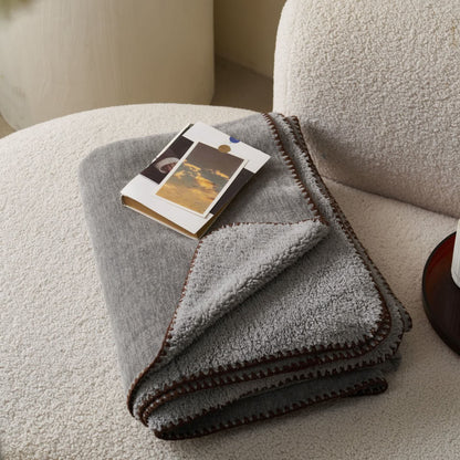 Minimalistische, doppelseitige Sherpa-Fleece-Überwurfdecke - image 7