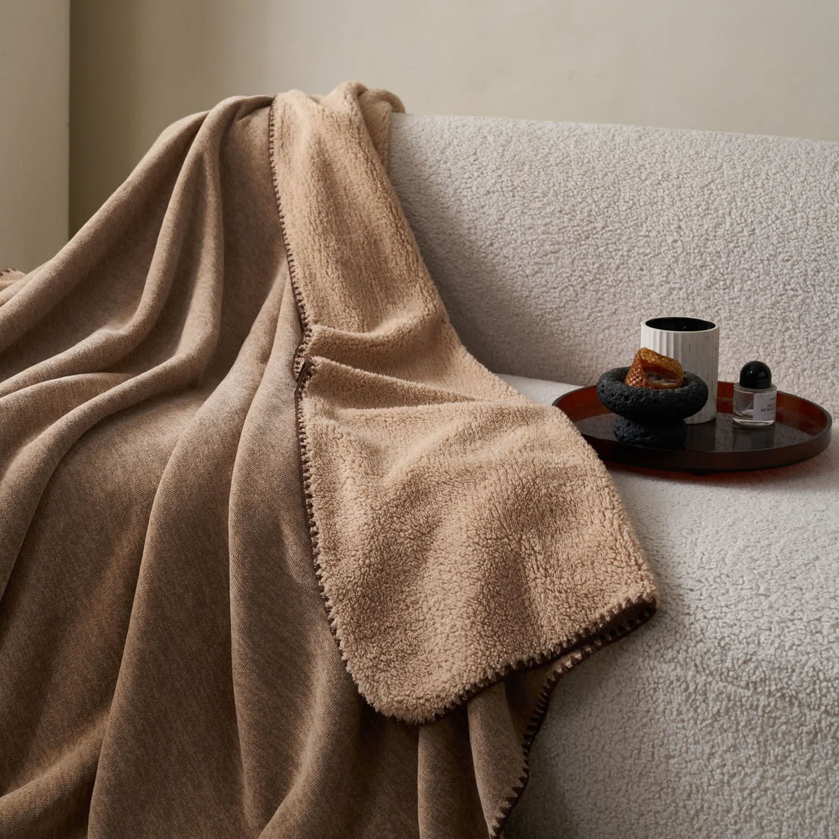 Minimalistische, doppelseitige Sherpa-Fleece-Überwurfdecke - image 2