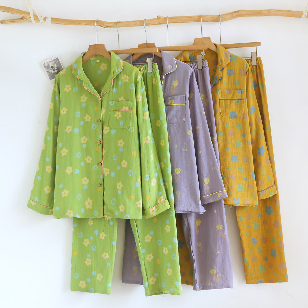 Loungewear-Set aus Baumwolle mit Blumenmuster und Paspelierung - image 1