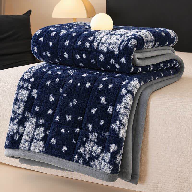 Blaue, flauschige, gesteppte Schneeflockendecke - Blau - Decke - 79" x 91" - image 0