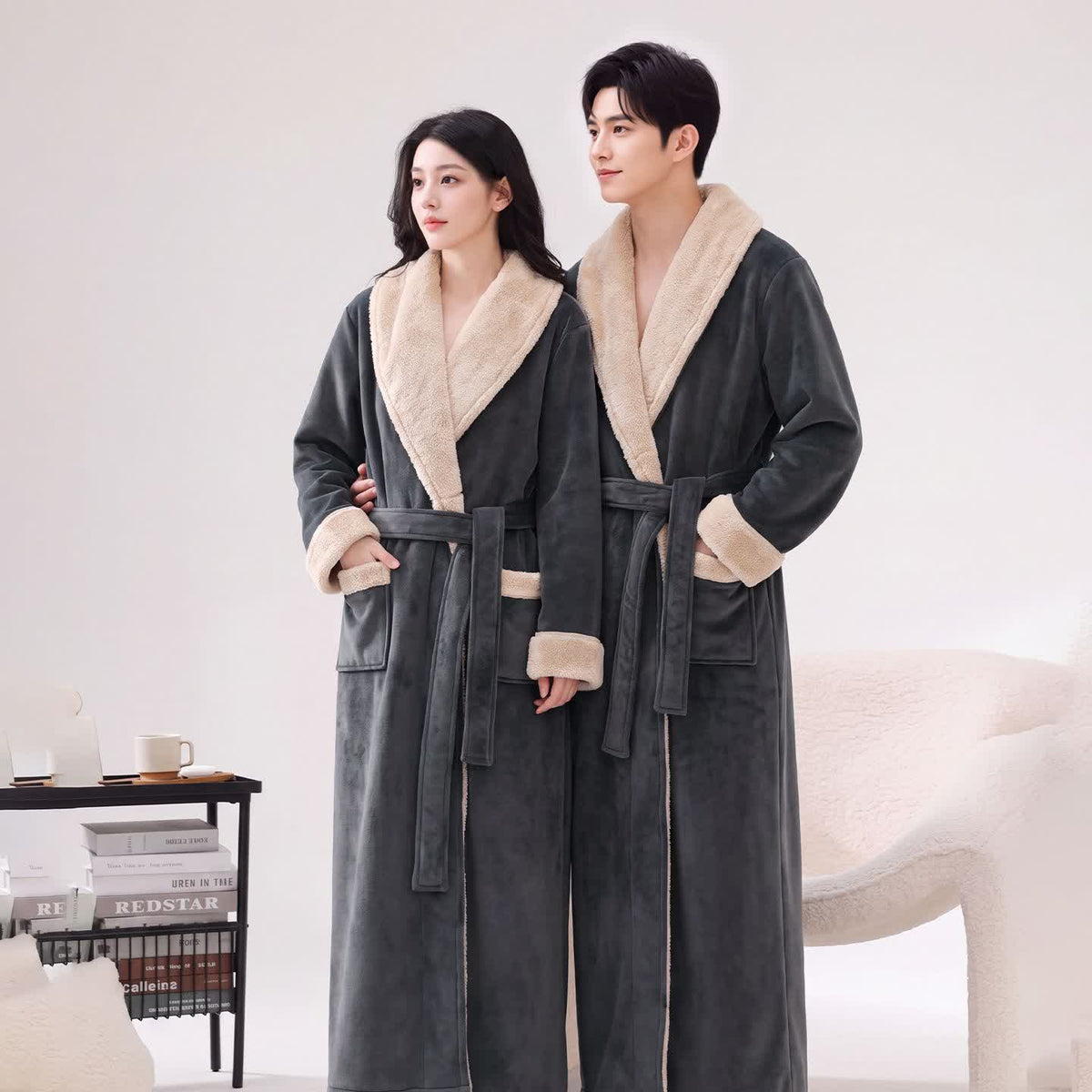 Gemütlicher Fleece-Bademantel mit Schalkragen - image 1