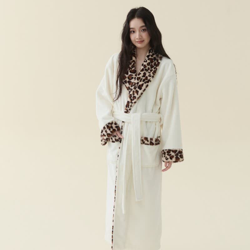 Langer, flauschiger Bademantel mit Leopardenmuster - Weiß - XL - image 1