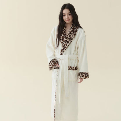 Langer, flauschiger Bademantel mit Leopardenmuster - Weiß - XL - image 1